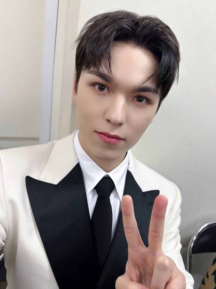 pledis_17's tweet photo. 캐럿을 위해 준비한 세븐틴의 선물🎁

▶️ https://t.co/aZbgwikZW1

#SEVENTEEN #세븐틴
#Happy_Holidays #해피홀리데이 https://t.co/75B9Lnlj7i