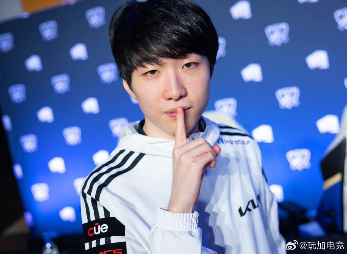 LCKFanZone's tweet photo. [Tin vắn]
Ghost chính thức giải nghệ…

Trích đoạn phỏng vấn với Kookmin Ilbo:
“Q: Lý do dẫn đến quyết định giải nghệ của bạn là gì?
Ghost: Tôi không thể tìm thấy con đường để hoàn thành mục tiêu của mình. Tôi muốn tiến đến CKTG, tôi muốn tham gia vào đội tuyển mình có thể thi đấu thật tốt. Mùa chuyển nhượng lần này, tôi đã trao đổi với đa phần các đội tuyển nước ngoài nhưng tôi thấy hơi khó khăn trong việc đáp ứng cả 2 mục tiêu đó của tôi nên sau một khoảng thời gian suy nghĩ thật kỹ càng, tôi quyết định giải nghệ”