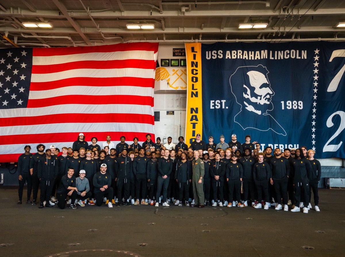 USC football team took a tour around San Diego, California.

Team took a visit to the USS Abraham Lincoln.

Big military city. Thank you those who served. We wish those serving a Merry Christmas as well! 🎄

Fight On!
✌️