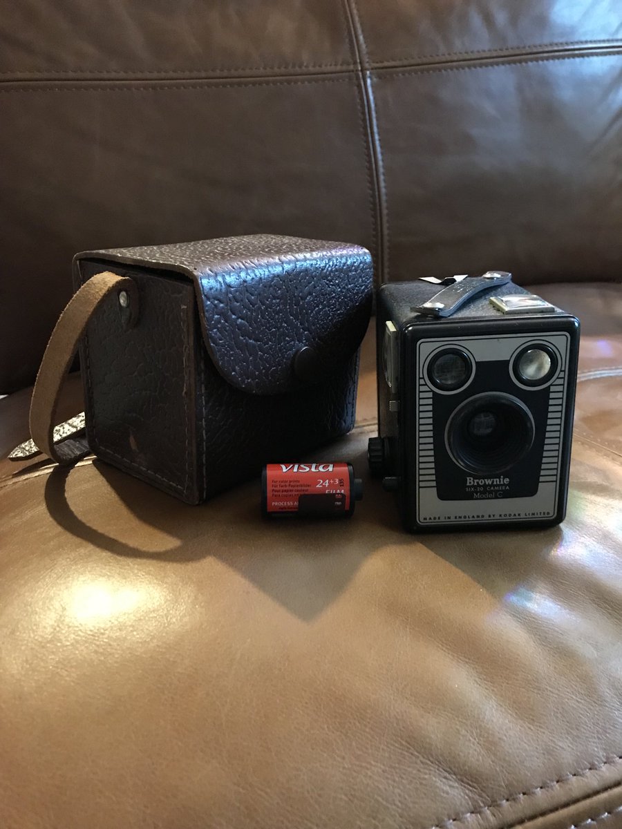 lindellsnr's tweet photo. My @EMULSIVEsanta #emulsivesanta has been opened - lovely Six-20 Brownie Model C and a roll of Agfa Vista film - very pleased with this and looking forward to seeing what this Brownie can do.
#believeinfilm #browniecamera #KodakBrownie https://t.co/PCbUTe7CbP