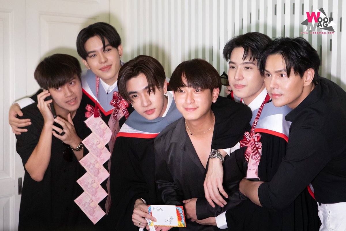woopmag's tweet photo. “เพิร์ธ-เอเจ-เจเจ” สุดภูมิใจ!! คว้าปริญญาจากรั้ว มศว.
พร้อมลุยงานในวงการบันเทิงเต็มที่
https://t.co/rcUz7aGyGf
Graduate PPE
#GraduationPERTH #KDPPE #PerthTanapon #jj__chayakorn #aj__chayapol #เจ้าแฝดของสมุน #สมุนของเจ้าแฝด #DoubleJGraduation https://t.co/3zd32mkMl0