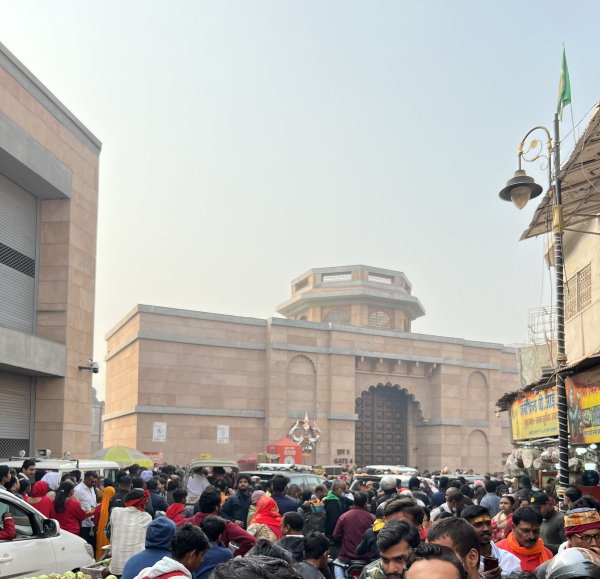 bprasadDE's tweet image. Addressing concerns about road access in UP. It's important for everyone, regardless of status, to adhere to traffic regulations. Let's work together for inclusive solutions that benefit all citizens. #stopVIPculture @myogiadityanath @PMOIndia #kashi