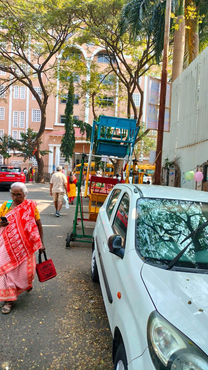 harshaku's tweet photo. @mybmcWardRS @mybmc also this vendor is causing lots of inconvenience in front of Gundecha schhol in Thakur Village https://t.co/BttJFvFCn1