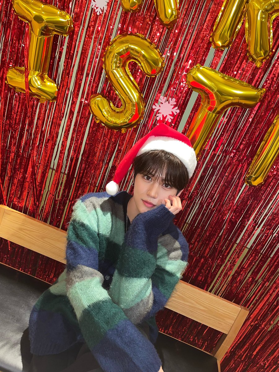 LUN8_members's tweet photo. [#이안]
🩵

#루네이트 #LUN8 🫸☘️🍀 https://t.co/y4TCYbUnjW