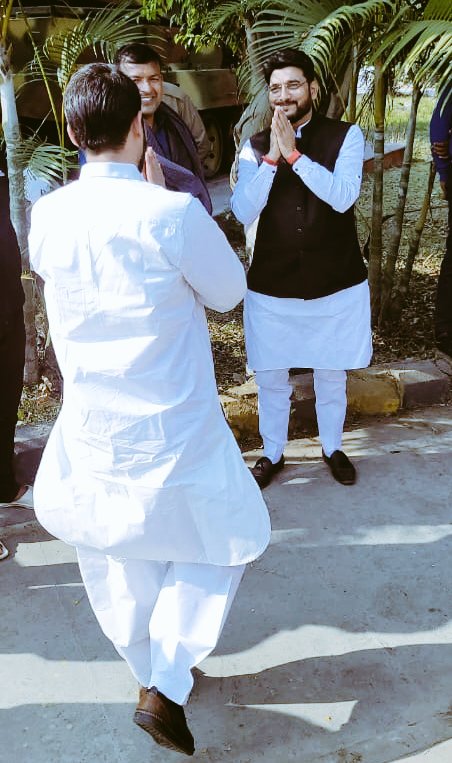 AshutoshBiharKa's tweet photo. नवादा वारसलिगंज के लाल शहीद चंदन के पार्थिव शरीर को गया के अंतर्राष्ट्रीय हवाई अड्डा पर श्रद्धांजलि करते हुए। दुःख है की देश की रक्षा करते शहीद हुए चंदन के सम्मान में श्रद्धांजलि देने बिहार सरकार का ना तो कोई मंत्री, विधायक पहुंचा ना ही कोई प्रतिनिधि।

वीर शहीद अमर रहे..🇮🇳 https://t.co/qkGT2kHQkx