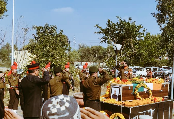 AshutoshBiharKa's tweet photo. नवादा वारसलिगंज के लाल शहीद चंदन के पार्थिव शरीर को गया के अंतर्राष्ट्रीय हवाई अड्डा पर श्रद्धांजलि करते हुए। दुःख है की देश की रक्षा करते शहीद हुए चंदन के सम्मान में श्रद्धांजलि देने बिहार सरकार का ना तो कोई मंत्री, विधायक पहुंचा ना ही कोई प्रतिनिधि।

वीर शहीद अमर रहे..🇮🇳 https://t.co/qkGT2kHQkx