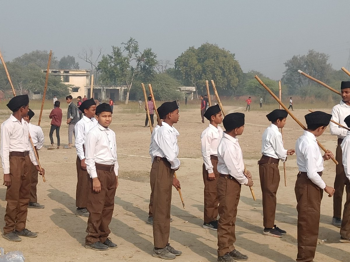 BharatBhushanIN's tweet photo. मन समर्पित तन समर्पित और यह जीवन समर्पित चाहता हूँ देश की धरती तुझे अभी कुछ और भी दूँ।
आज सुपुत्र #पूर्वेश का पूर्ण गणवेश में @RSSorg संघ प्रवेश हुआ। प्रथम दिन ही संघ  के पथ संचलन में हिस्सा लिया।
आज 25 दिसंबर है, बहुत ही ऐतिहासिक दिन!
@PoorveshBhushan @roykshama @SamridhiBhushan https://t.co/hzP0DbFuX6