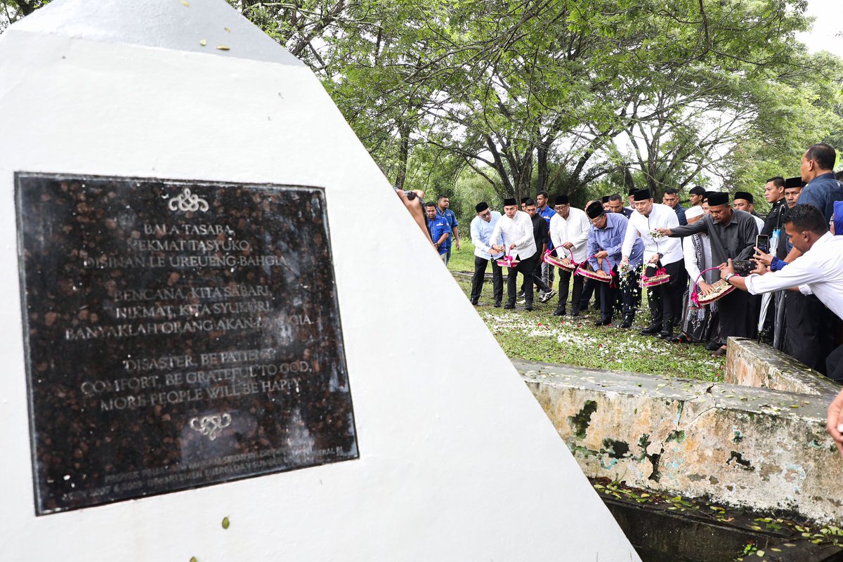 AgusYudhoyono's tweet photo. Memperingati 19 tahun bencana tsunami Aceh, saya bersama pak @SBYudhoyono ziarah ke kuburan makam Siron. Di sini, 46.718 korban gempa & tsunami di kebumikan massal. Bencana alam yang masih menyisakan duka bagi kita semua. Alhamdulillah, kini Aceh terus bangkit. Doa kami bersama seluruh warga Aceh.