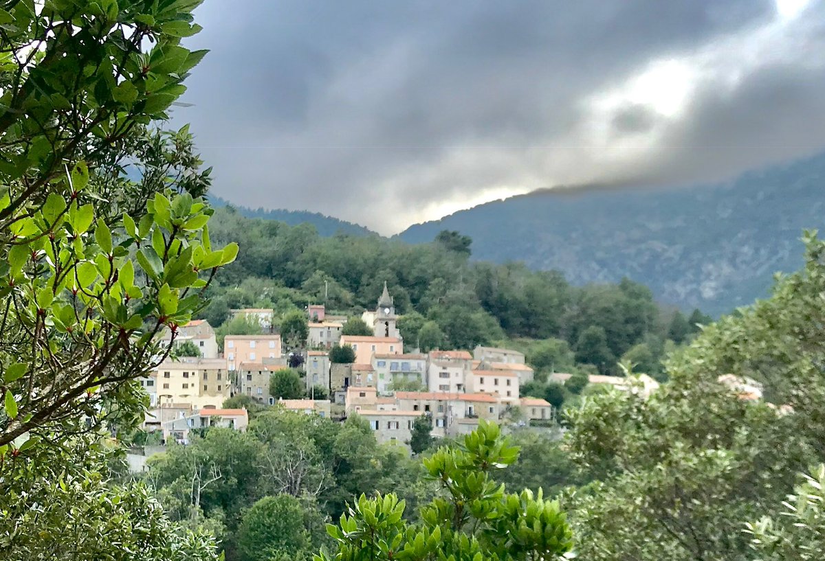 Randonneur chevronné, un seul faux pas et tout bascule… 

Merci aux pompiers du <a href="/sis_2b/">SIS 2B - Cismonte</a> et au #SAMU2B pour leur intervention après ma chute en altitude vendredi. Rapidité et professionnalisme ! 🚁

Profonde gratitude🙏 
Bon Natale a tutti🎅🏼

#Héros #Fiumorbu⛰️ #Convalescence