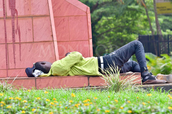 As millions of Ugandans flocked different churches to attend Christmas prayers and perhaps later retreat to their homes to feast, several young Ugandans were seen on the streets of Uganda's capital, Kampala sleeping the day away, as captured by @DavyLubz. MORE PHOTOS↪️:…