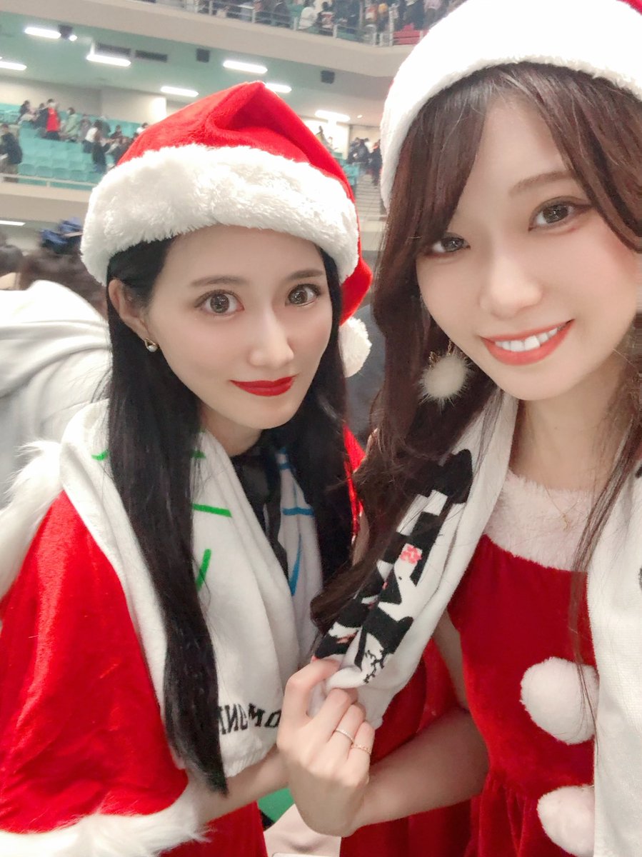 bemine__143's tweet photo. UVERクリスマスライブ前から5列目のど真ん中で最高だった🍎🦉💕💕夜も行けたらよかったな🥹サンタさんした🎅 https://t.co/Fr5Kf7K8Wo