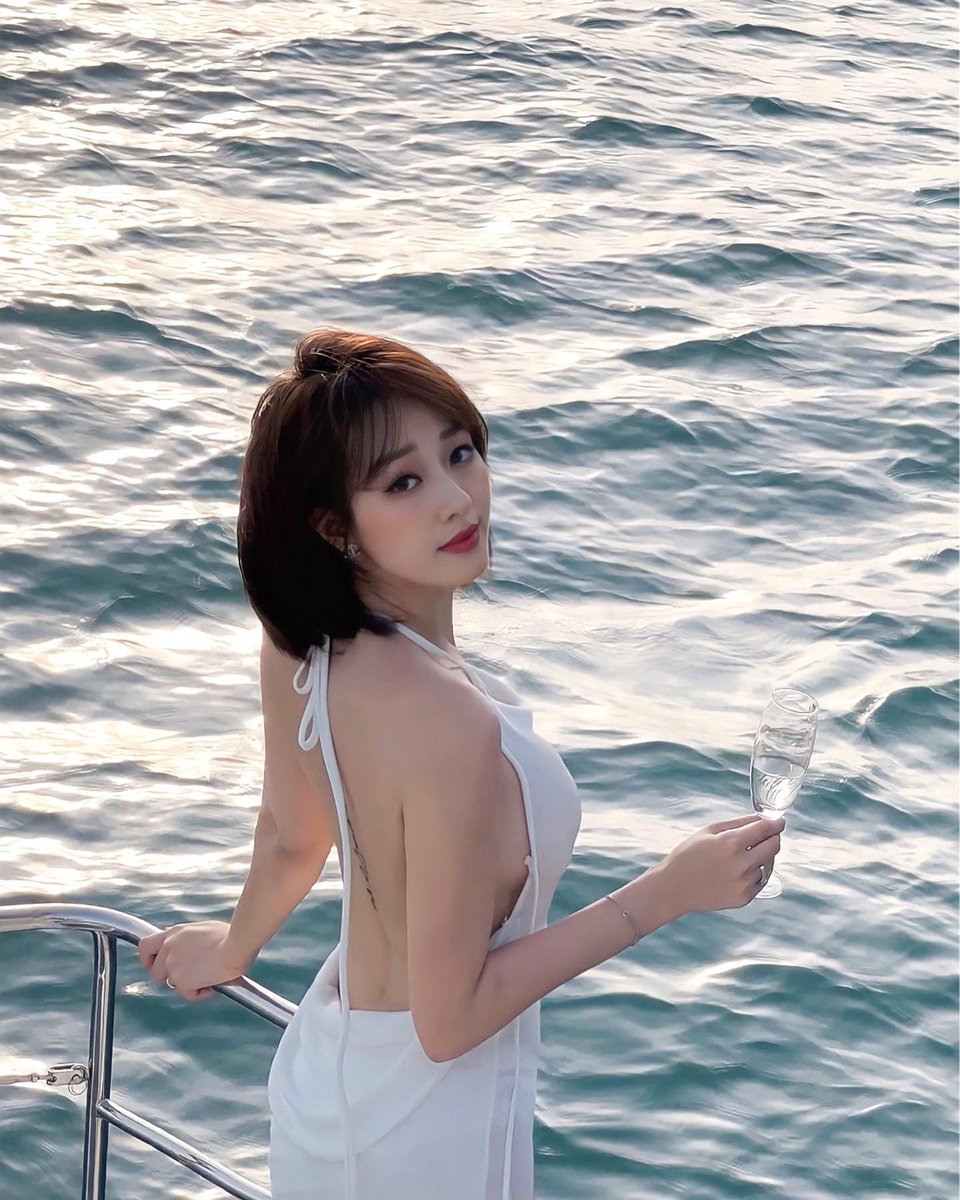 Xin chào! Tôi là một người phụ nữ tình cảm và chân thành, muốn tìm một người bạn đời sẵn lòng trao đi tình yêu và sự quan tâm.