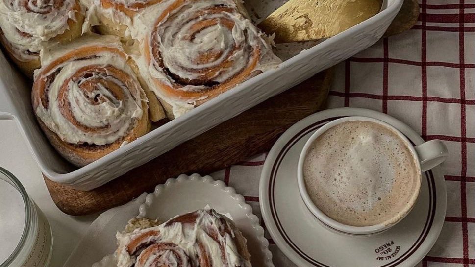 malusokay's tweet photo. fresh cinnamon rolls and coffee 💫 https://t.co/rqT2NNU2te