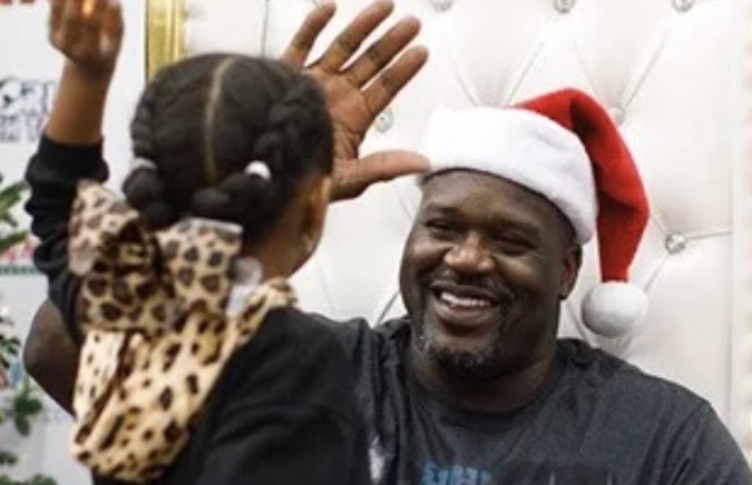 shaqfu_radio's tweet photo. It's that time of year again! Time for Shaq-a-Claus to put smiles on kids' faces. https://t.co/jRKjAHhvZ6 https://t.co/yDApbT6dF0