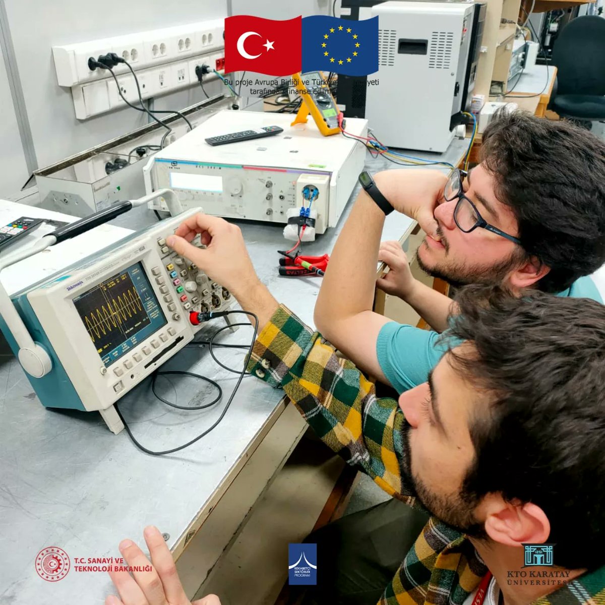 AkitekOfficial's tweet photo. AKİTEK ekibi, Akitek Yankısız Oda’nın (Anechoic Chamber) akreditasyon çalışmaları kapsamında 04-08 Aralık 2023 tarihleri arasında Vestel EMC Laboratuvarında EMC testleri eğitimi aldı. Katkılarından dolayı Vestel EMC ve Kalibrasyon ekibi çalışanlarına teşekkür ederiz. https://t.co/1EQId1pM1M