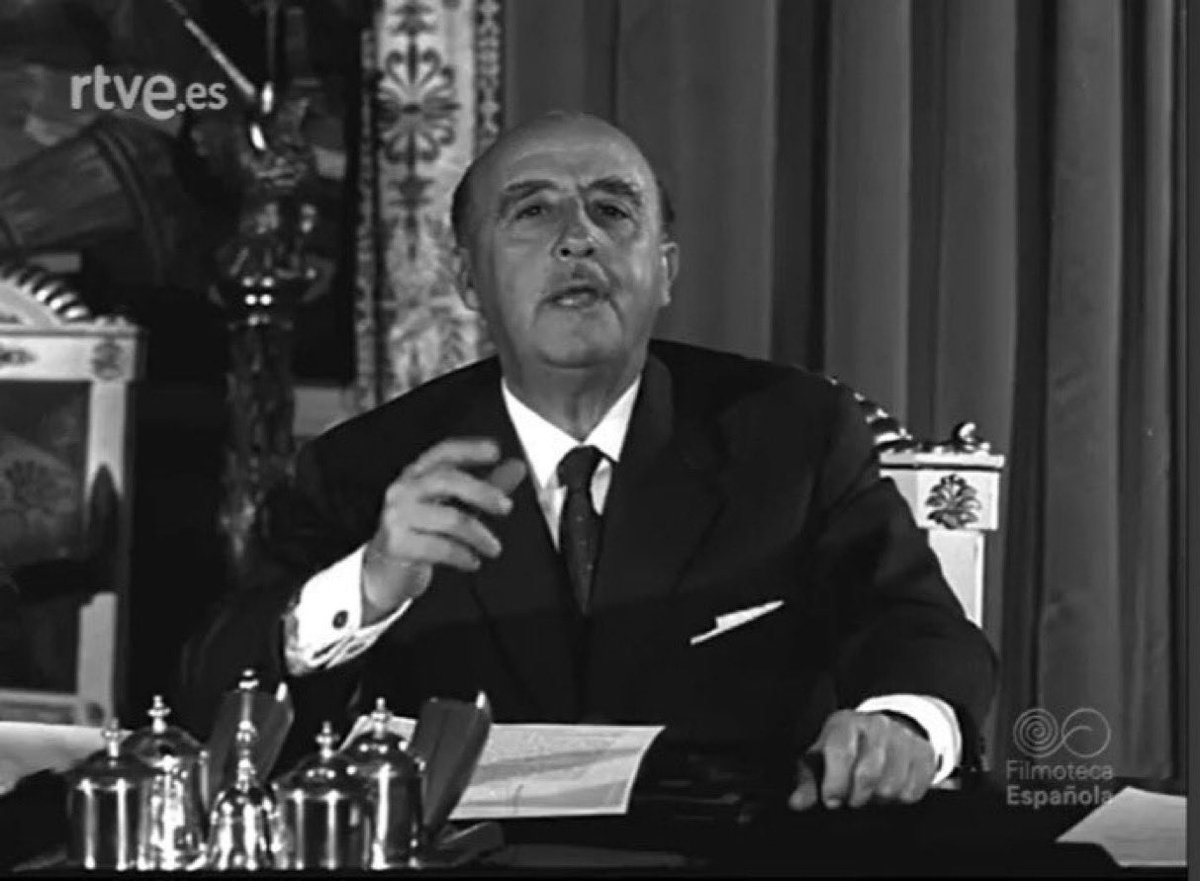 anluma99's tweet photo. No se sabía si era Franco o Felipe VI. Fue un discurso de inmovilismo y defensa a “ultranza” del Régimen: no se refiere a ningún problema real y se refugia en la oxidada cantinela “ Constitución” “ instituciones” y “ Unidad” Fue un discurso que a lo largo de todo su desarrollo evidenció un único objetivo: la defensa de su jefatura del estado.