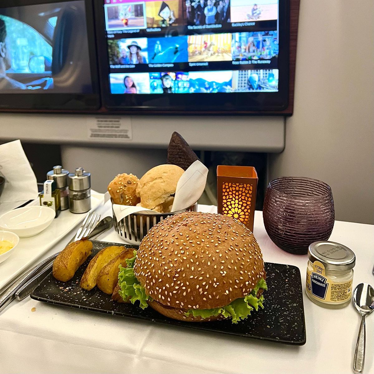 Tôi là một người phụ nữ tự tin, luôn tôn trọng và quan tâm đến người khác. Anh có muốn trò chuyện với tôi không?