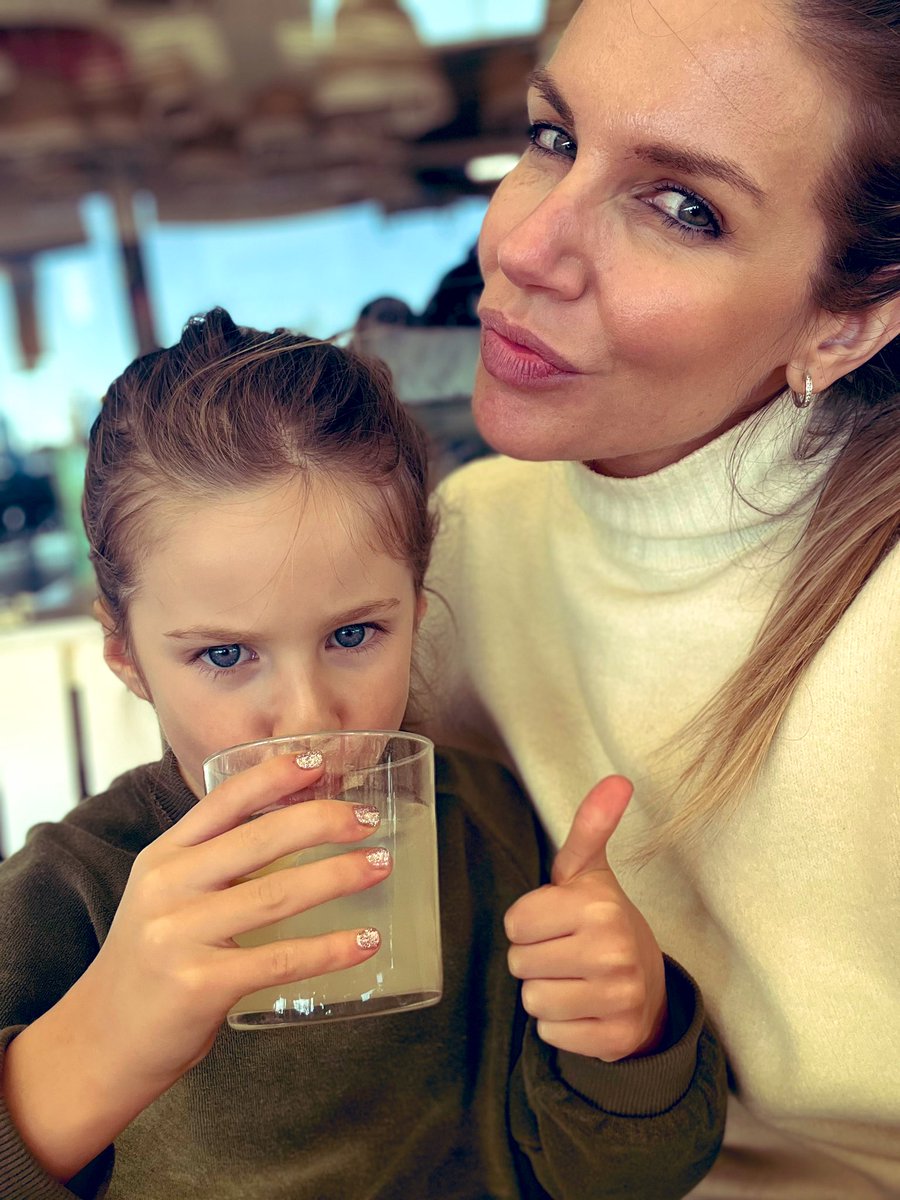 Albetteti's tweet photo. Wishing you all a healthy and happy Christmas 🎄🥂 - Les deseo a todos salud y felicidad para estas Navidades 🎄🥂 https://t.co/zOyAP0ZgnT