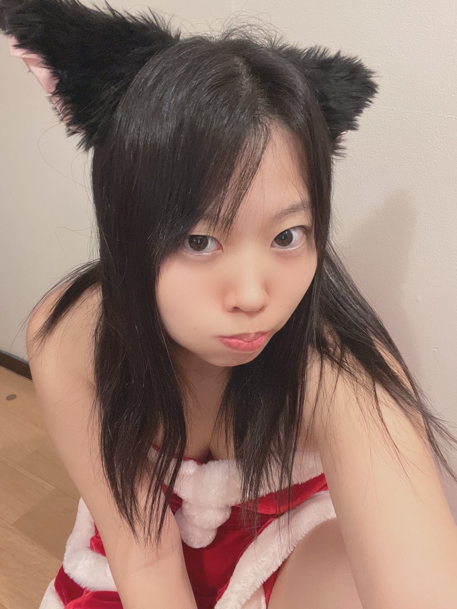 fancy_rat02's tweet photo. 今年はコスプレしないです。そんな元気ないです。
いつぞやのサンタ服。

家でゆっくりしたい……。
冬眠したいんだけど、人間ってどうやって冬眠するの🙃？ https://t.co/o4kC8M0okr