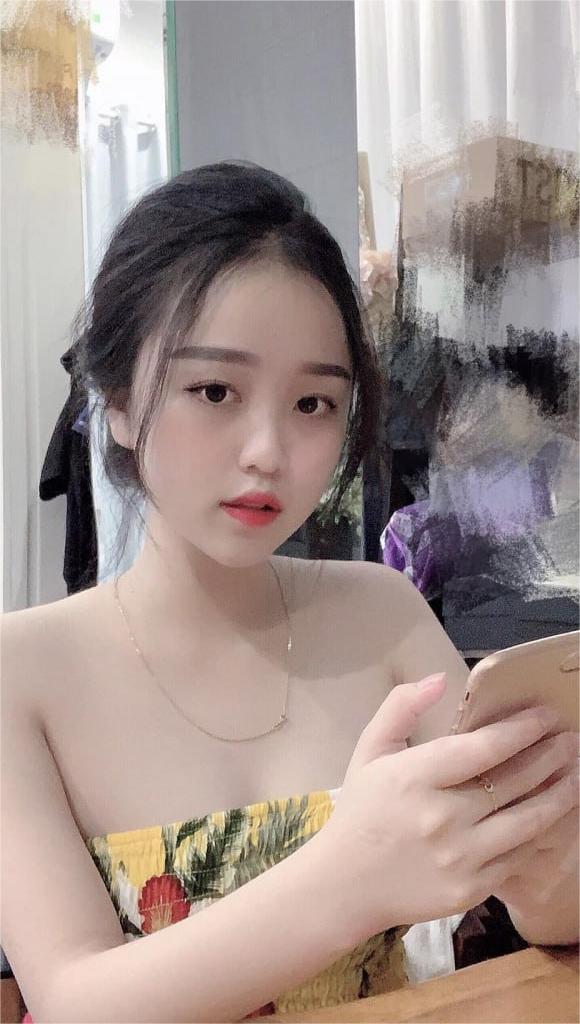 Em là một cô gái độc lập, biết quan tâm và tôn trọng người khác. Anh có muốn trò chuyện với em không?