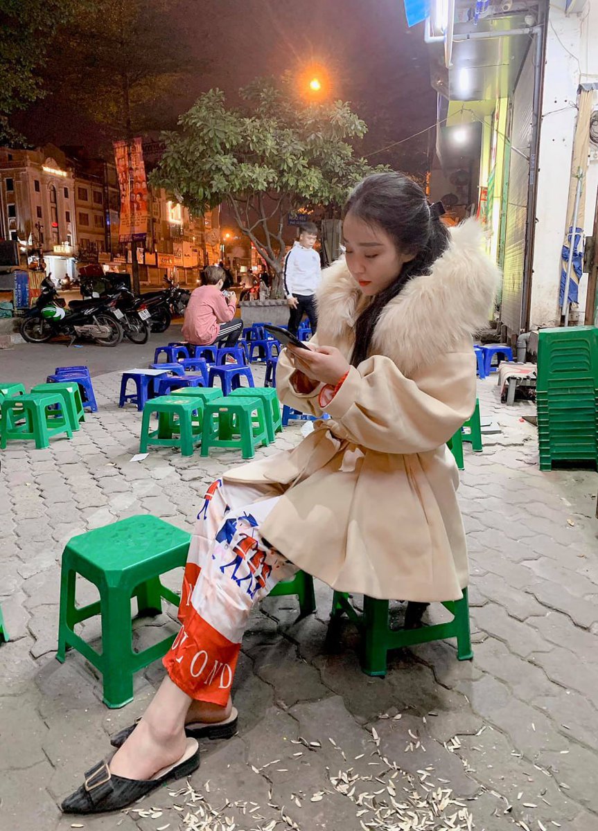 Em là một cô gái độc lập, biết quan tâm và tôn trọng người khác. Anh có muốn trò chuyện với em không?