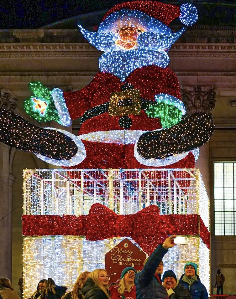 Merry Christmas from Manchester Staff! 🎄🎅🏼

📸 @throughmylenstm