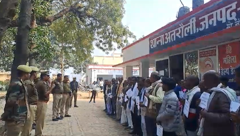 Bharat24Up's tweet photo. #Hardoi : योगी की पुलिस का अपराधियों में दिख रहा खौफ

हरदोई की अतरौली पुलिस ने ली हिस्ट्रीशीटर अपराधियों लगाई क्लास, कराई परेड

#UttarPradesh #YogiAdityanath #CrimeNews #Bharat24UpUk 

@Uppolice | @hardoipolice | @AhteshamFIN | @awanishvidyarth https://t.co/KQoYBtGgTN