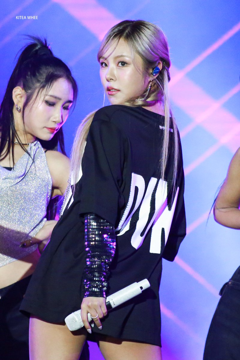 KiteaWhee's tweet photo. 231223 타이난 크리스마스 록 콘서트
🎄🎊

#휘인 #WHEEIN #마마무 #MAMAMOO https://t.co/8yWBoaEodS