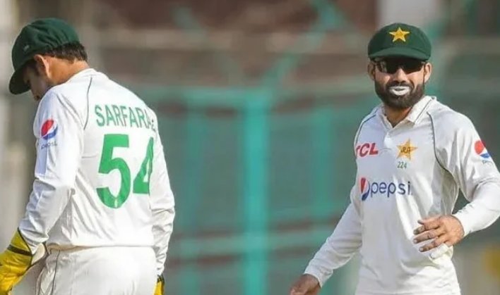 سرفراز احمد کو ٹیم سے نکال کر آنے والے میچ میں محمد رضوان کو موقع دیا گیا ہے آپ اس فیصلے سے کتنا فیصد متفق ہیں کیا سرفراز احمد سے محمد رضوان کا پرفارمنس اچھا ہے یاں سرفراز احمد کو دوبارہ پیچھے دھکیل کر ان کا کیریئر ختم کرنا چاہتے ہیں 
#pakteam #sarfraz #PAKvsAUS