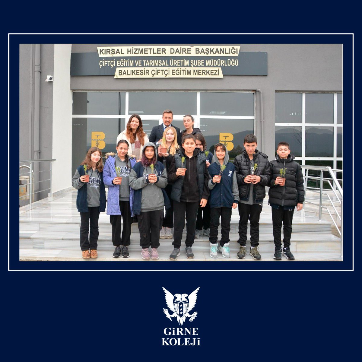 GirneEdremit's tweet photo. Ortaokul Tema Proje’mizin bir diğer etkinliği için Beden Eğitimi Öğretmenimiz Ayşe BALTACI’nın koordinatörlüğünde Balıkesir Çiftçi Eğitim ve Tıbbi Aromatik Bitkiler Merkezi (BAÇEM) ziyaretimizi gerçekleştirdik.

#tema #ortaokul #proje #keşfet #edremit #balıkesir #baçem https://t.co/QugWKCnQaY