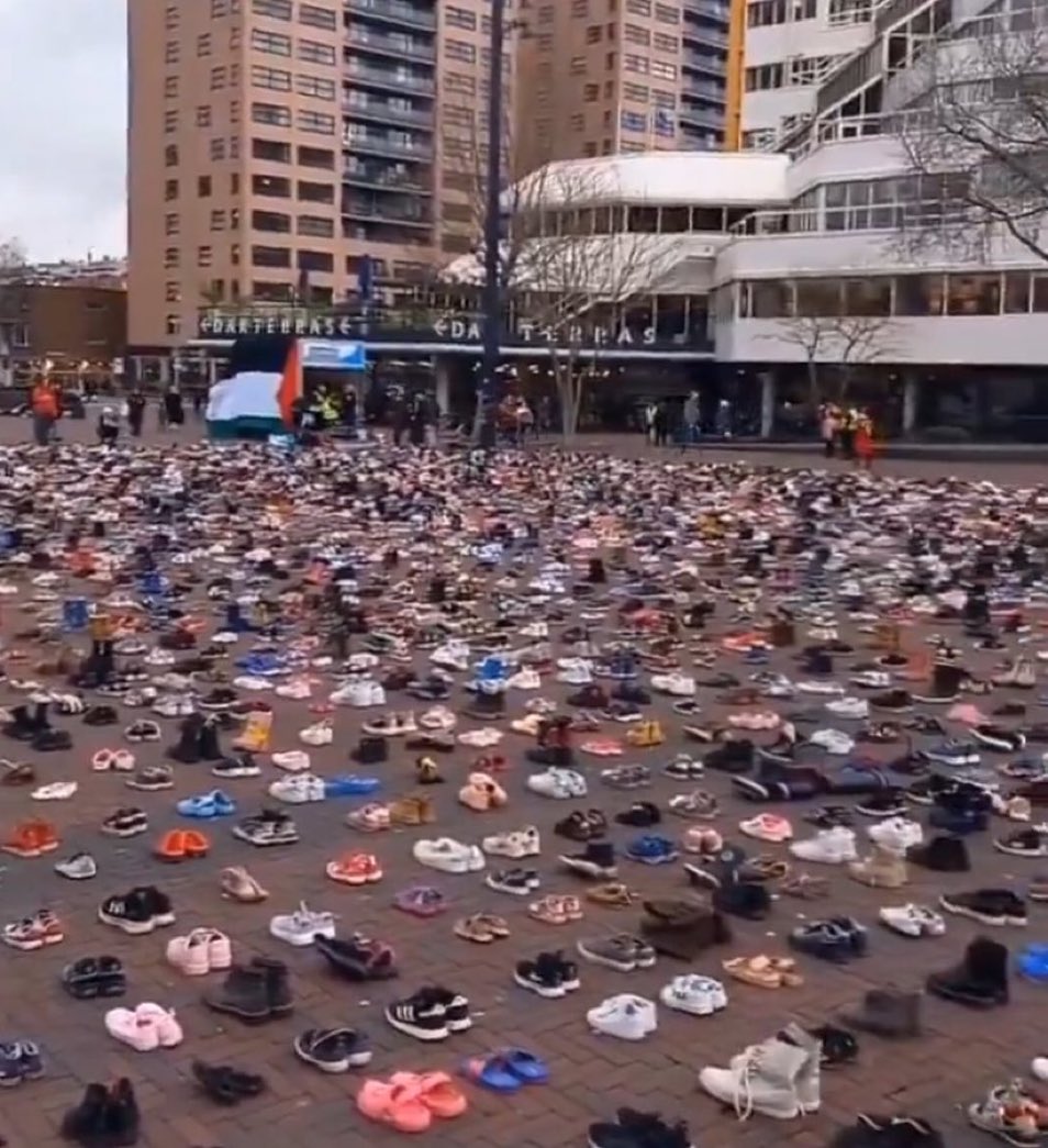 BaheyHassan's tweet image. مظاهرة ال ٨٠٠٠ حذاء!
بهولندا للاحتجاج علي قتل ٨٠٠٠ طفل بغزة. كذلك مظاهرات واغلاق محطات قطارات في موسم الأعياد للمطالبة بوقف فوري لحرب الإبادة.

لولا الديمقراطية ما كان ممكنا لشعوب أن تعبر أخلاقيا وجماعيا عن موقف مخالف لحكوماتها، بينما أدي انعدام الحرية بشعوب أخري أن صارت كالحذاء