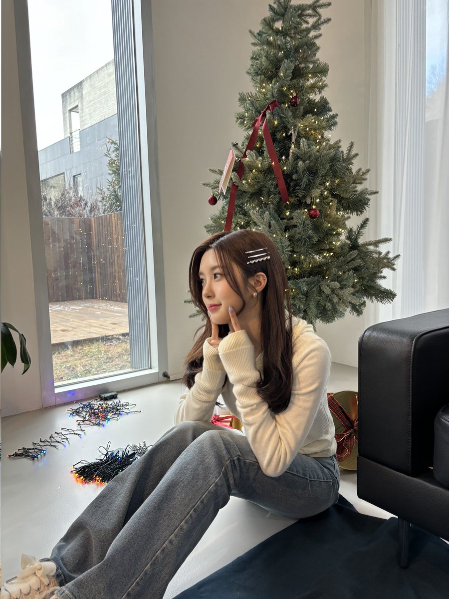 official_kep1er's tweet photo. 메리 크리스마스🎄❤

#김다연 #DAYEON
#Kep1er #케플러 https://t.co/f4bmYnPIaF