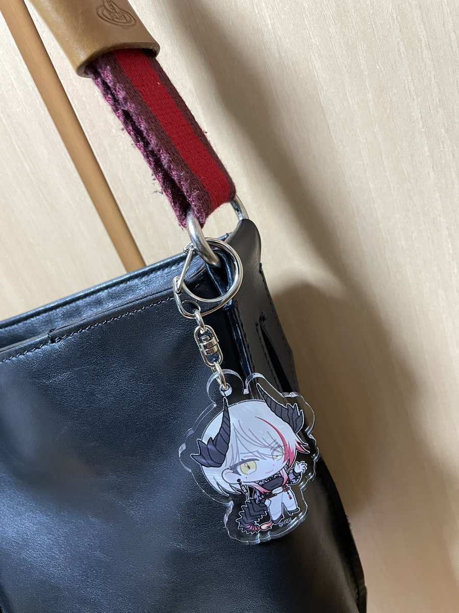 shark_knight_a's tweet photo. デフォ絵グッズ、在庫限りで販売終了らしいのでオススメのアクキー宣伝しとくw
普段用のバッグにも付けやすいサイズ感!
もちろん飾っても可愛いよ
#Dev_e
#黒燿リラ
#雨庭やえ
#月白累 https://t.co/gnXD8UMgDi