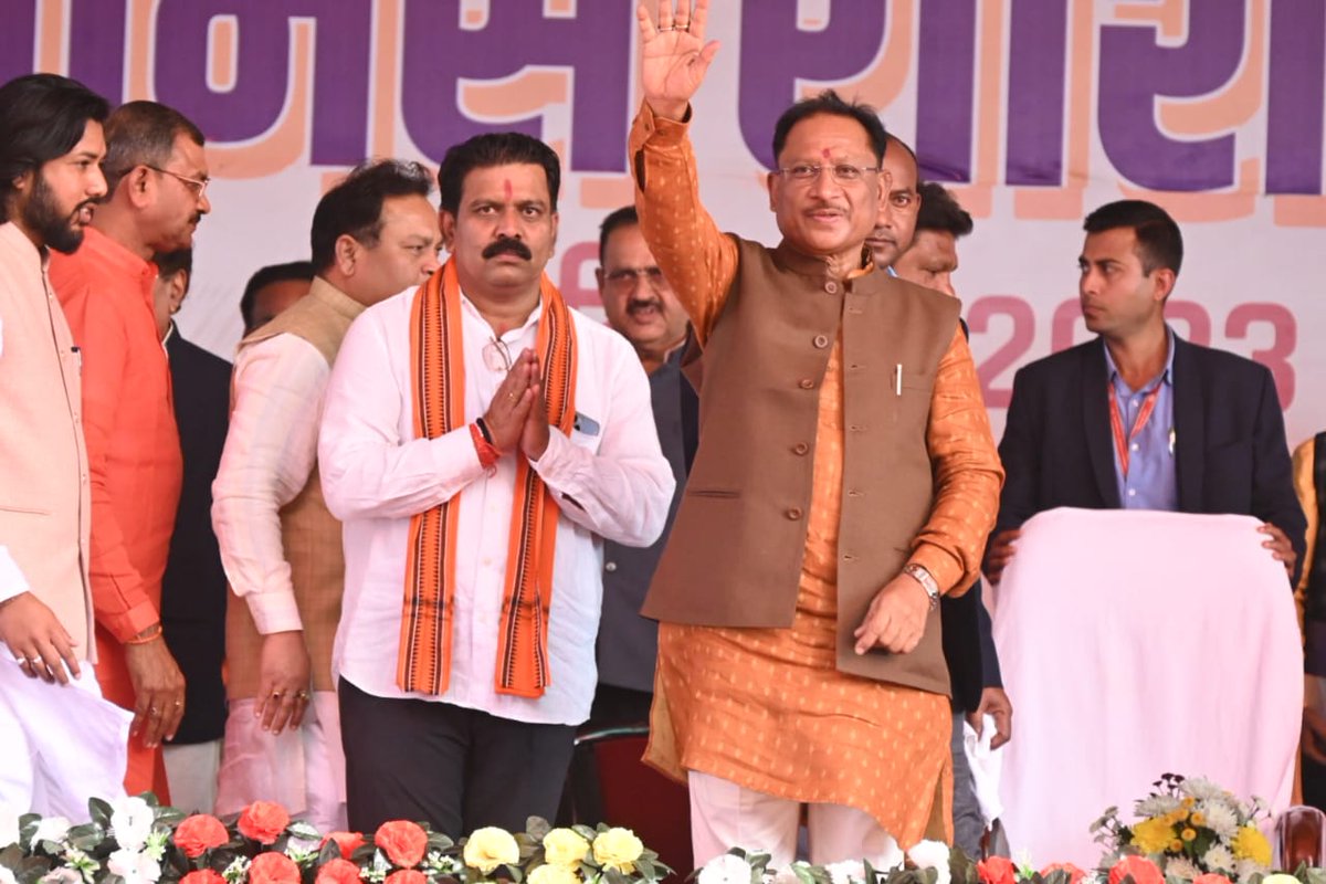 मुख्यमंत्री श्री #विष्णुदेव_साय "सुशासन दिवस" पर रायपुर जिले के अभनपुर ब्लॉक स्थित ग्राम-बेन्द्री में आयोजित धान बोनस राशि वितरण समारोह में हुए शामिल।

- श्री साय ने दीप प्रज्ज्वलित कर कार्यक्रम की शुरुआत की।

- इस अवसर पर उपमुख्यमंत्री श्री #विजय_शर्मा भी उपस्थित रहे।