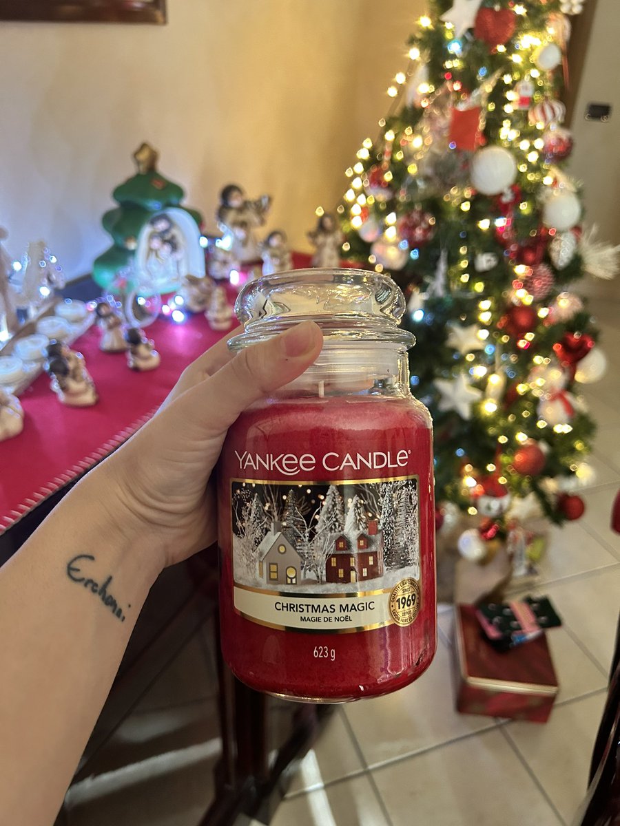 skylarwill_'s tweet image. La mia primissima yankee candle regalata da @CallMeVanee 🥺❤️