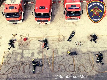 Des dels <a href="/BombersdeMca/">Bombers de Mallorca</a> volem enviar un missatge de pau, salut i alegria el dia de Nadal.
Així mateix, esment a la carretera, a la llar, a la muntanya... i així, entre tots, tendrem unes festes segures.
Bon Nadal!