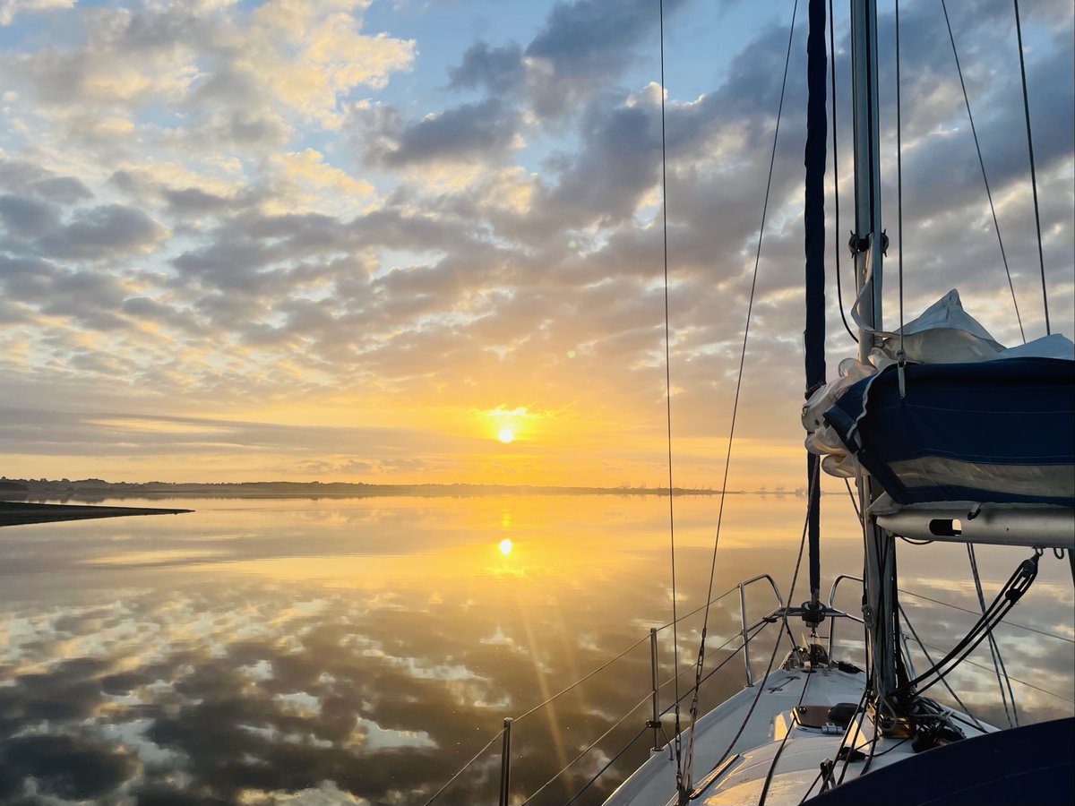 crewingservice's tweet photo. Season's Greetings and Happy Holidays to one and all. 

#TheCA #CruisingAssociation #Cruising #CruisingLife #Motor #Yacht #Sailing #Boating #CruisingAssociation #JoinTheCA #CruisingCommunity  #DiscoverTheCA #ShareTheKnowledge #Boatlife #CruisingGuide

📷Stutton, on the Stour https://t.co/x7CNsyDoQL