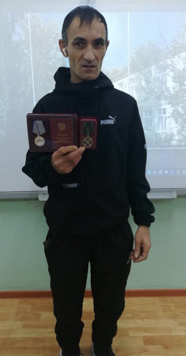 StalinGulag's tweet photo. В ульяновском интернате для детей-инвалидов урок «Герой нашего времени» провел боец ЧВК Вагнер, которого зовут Каражаев Алаберды Егендурдынович. Это имя полностью совпадает с именем местного убийцы, насмерть забившего своего знакомого в 2016 году. Он убивал жертву сковородой и к��чергой, на теле было обнаружено больше 47 телесных ранений.

Герой нашего времени