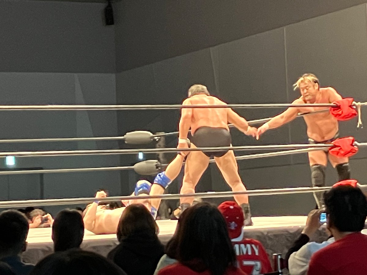 TheLionMarks's tweet photo. We had a #GLEAT Christmas (Eve)! The crowd popped hard for every Dragon Screw Fujinami hit, especially the one on TAKA. Going in to 2024, the year of the dragon, that’s gotta be lucky. https://t.co/iyV6zYPIqB