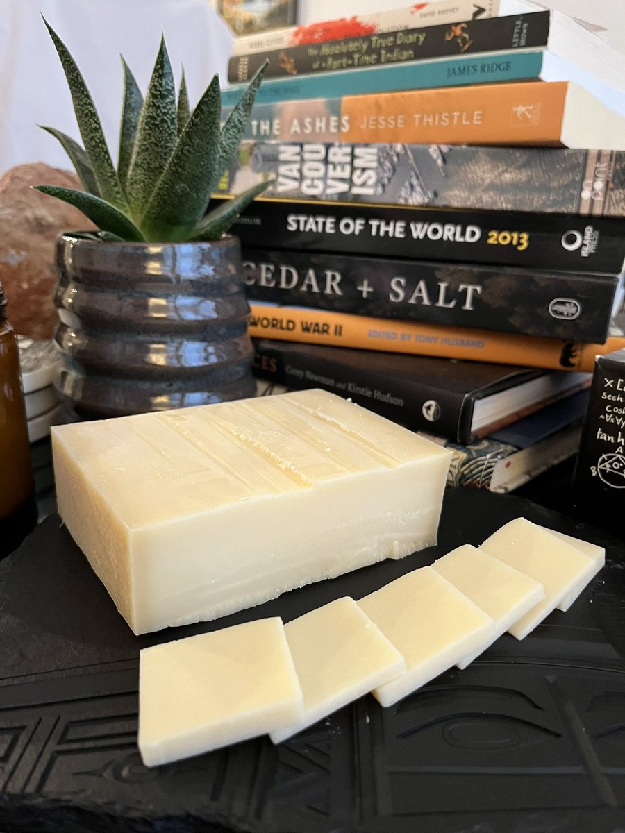 zacdevries's tweet photo. Welcome back to #12DaysOfCheese with de Vries!
For the 12th day of #Cheesemas we have Gruyère!
This firm cheese has such a nutty taste, not too sweet or salty.
Perfect for melting, especially fondue, but favourite pairing is with whisky! https://t.co/TbtAjqoG9n
