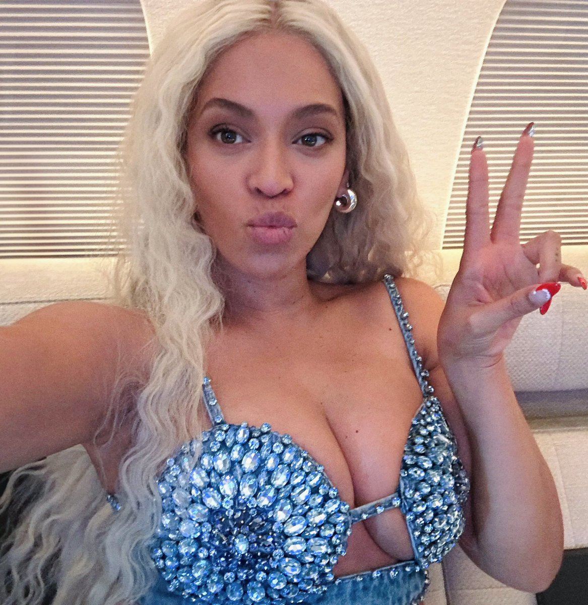 THUGGABEY's tweet photo. Peek a boo https://t.co/npV9gBbCe7