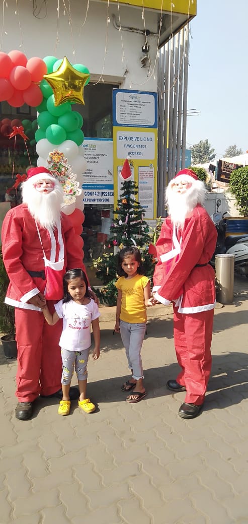 #Christmas celebrations at our Flagship outlet Patel Petroleum, Silvassa, with our beloved customers 🎊🎊🎉🎉
#MerryChristmas2023 🎅🎄
<a href="/BPCLimited/">Bharat Petroleum</a> <a href="/BPCLRetail/">BPCL Energy Stations</a> <a href="/BpclGujarat/">BPCLGujarat</a> <a href="/kulsachin2412/">Sachin kulkarni</a> <a href="/johnbpcl/">John Thomas</a>