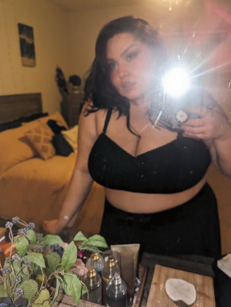 YourGoddessElli's tweet photo. It's Christmas piggies, what are you getting this Ho Ho Ho?

Findomgoddess walletpig humanatm https://t.co/XOTa4JkHMV