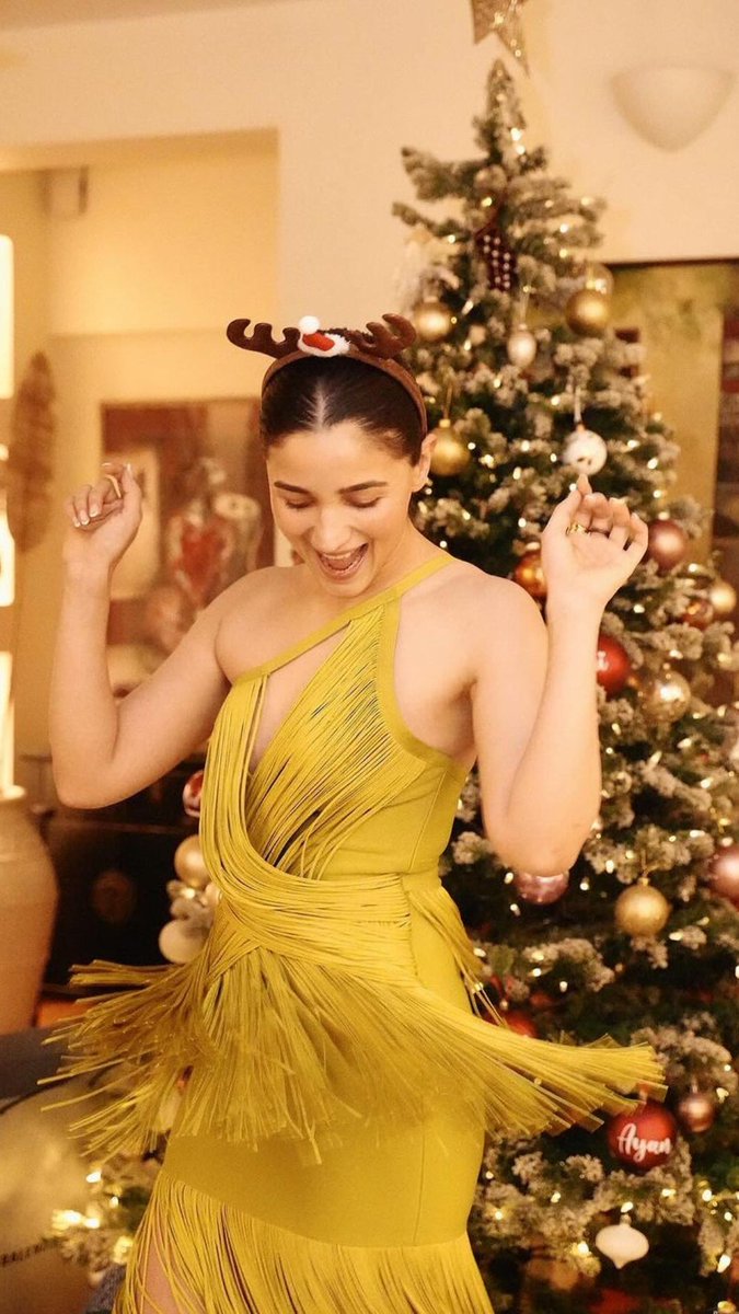 Christmas cheers from #AliaBhatt!

The actress celebrates Christmas with hubby #RanbirKapoor, #ShaheenBhatt and #SoniRazdan