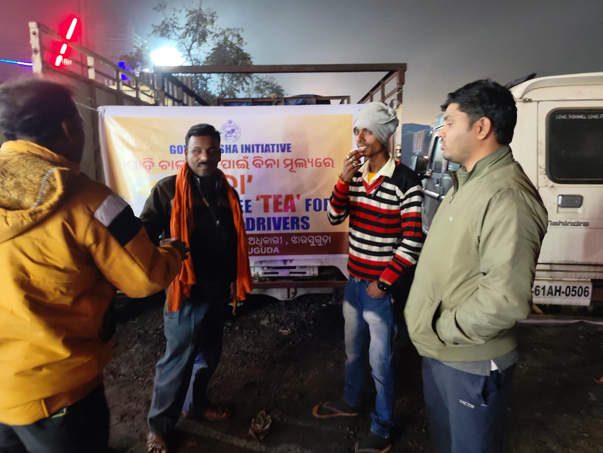 RTOJharsuguda's tweet photo. A new and effective initiative by Govt. Of Odisha to distribute FREE TEA to HMV drivers during 3 am to 6 am to reduce the drowsiness and sleeplessness to curb the proximity of road accident hazards #supportroadsafety @dm_jharsuguda @SPJharsuguda @STAOdisha https://t.co/Ow0i77QNgH