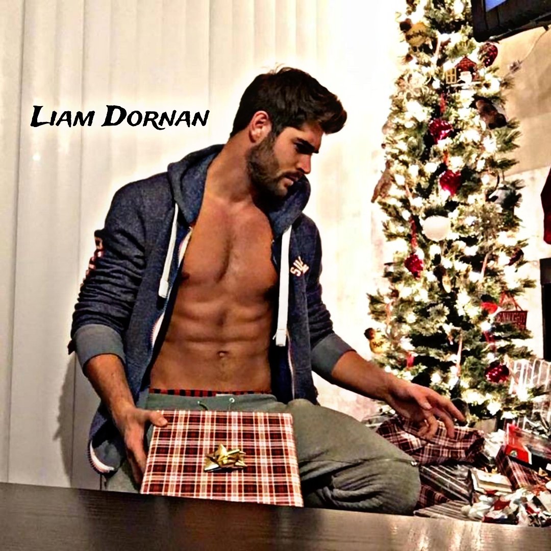 liamdornan_'s tweet photo. Abriendo los regalos que me trajo Papa Noel 🎅 🎁
#FreeRol #SexRol https://t.co/zZK99KP4Cd