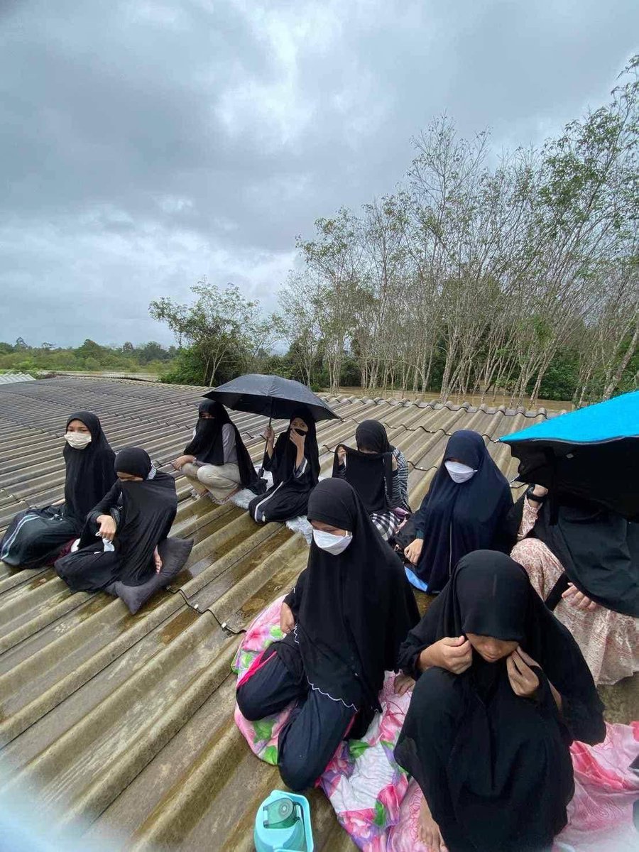 ช่วยกันรี กระจายข่าวนะคะ
โรงเรียนกรุอานบาลอรามัน มีครู และนักเรียน ประมาณ 20 คน ติดอยู่ในโรงเรียน พื้นที่ ต.บาลอ อ.รามัน จ.ยะลา ที่ เนื่องจากระดับน้ำเพิ่มสูงขึ้นต่อเนื่อง ขอให้ผู้ประสบภัยน้ำท่วมทุกคนปลอดภัย
 #น้ําท่วม