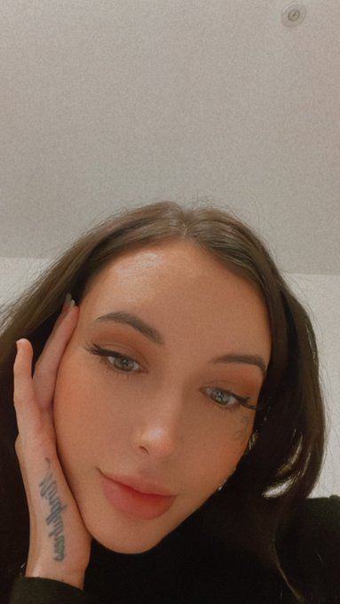 Merry Christmas 💕🥀 https://t.co/eNA1DbqQeZ