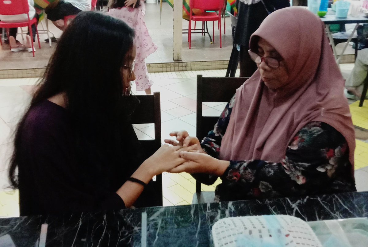 natalielurun's tweet photo. Lepas merisik terus jamming https://t.co/MkGNmQg8UT