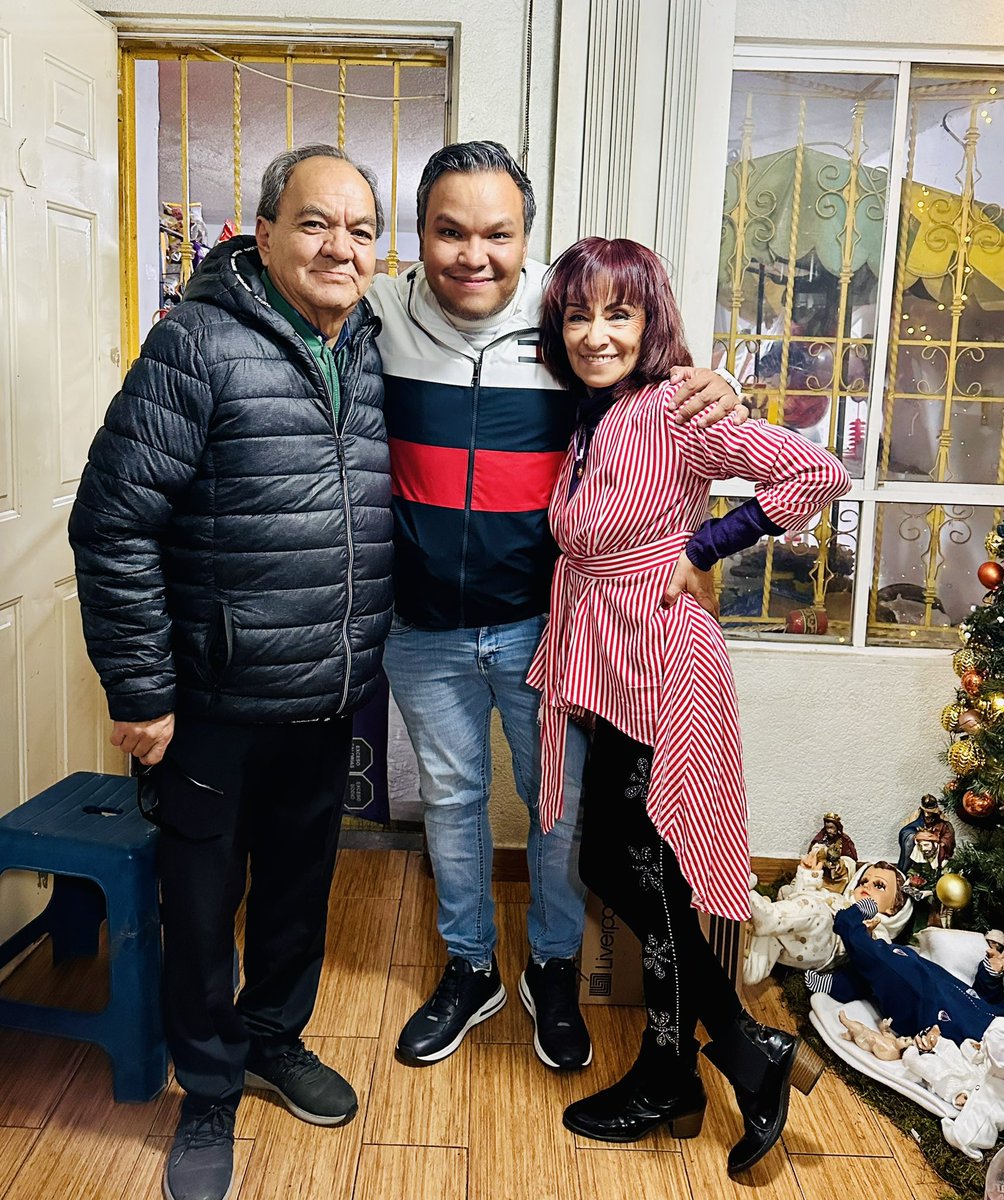 carlosgomeztv's tweet photo. ¡Mi mejor regalo en esta Navidad es tenerlos a mi lado! #LosAmooo https://t.co/gtDOx9ZeWX